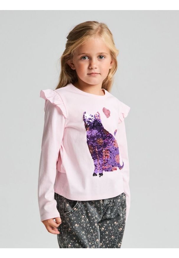 Sinsay - Koszulka z długimi rękawami zdobiona falbanami i cekinami - różowy. Kolor: różowy. Długość rękawa: długi rękaw. Długość: długie. Wzór: aplikacja