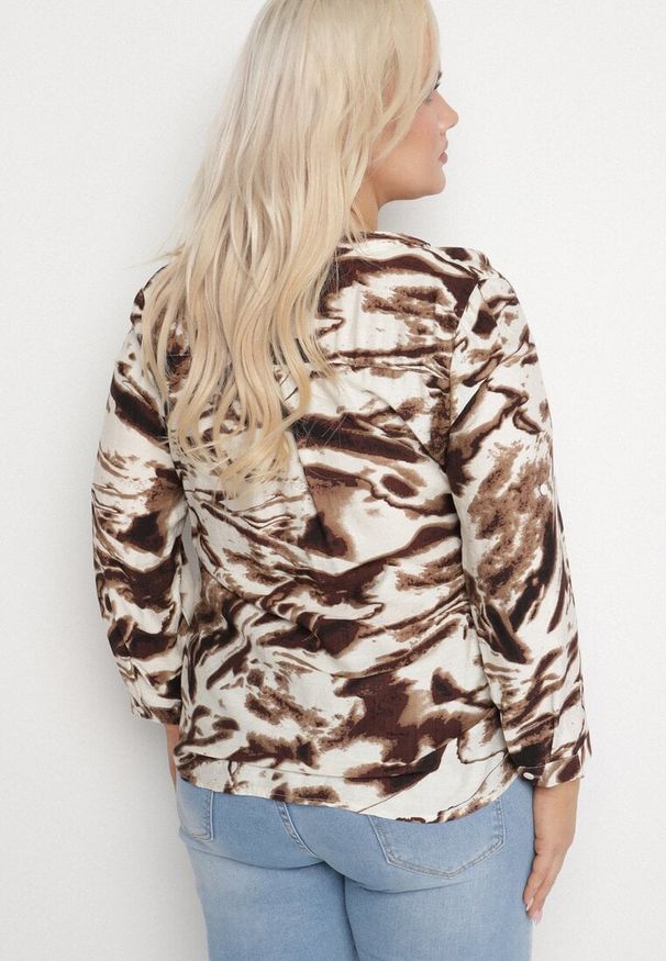 Born2be - Brązowa Koszula w Abstrakcyjny Print z Wiskozą i Guzikami Nevilea. Okazja: na co dzień. Kolekcja: plus size. Kolor: brązowy. Materiał: wiskoza. Wzór: nadruk. Styl: casual