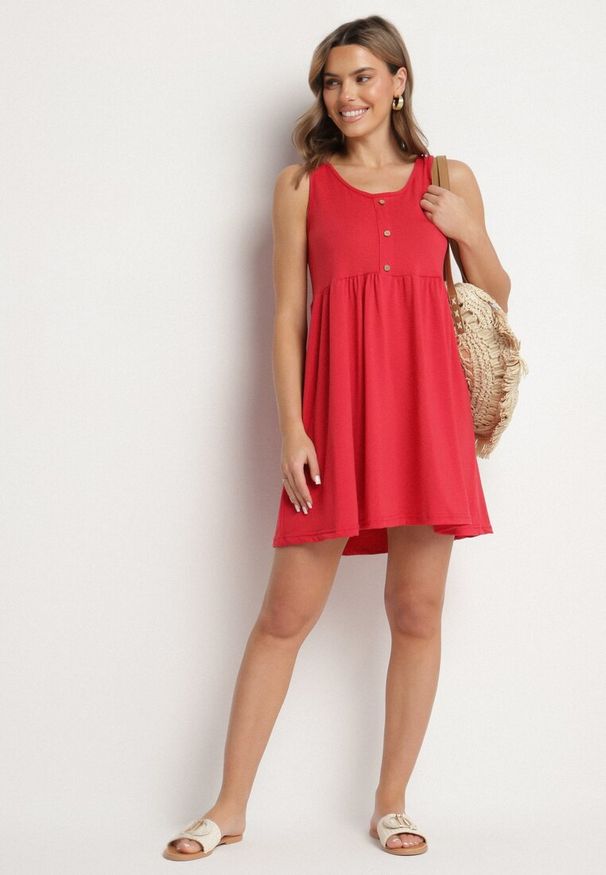 Born2be - Czerwona Sukienka o Rozkloszowanym Kroju na Szerokich Ramiączkach z Guzikami Jenovira. Okazja: na co dzień. Kolor: czerwony. Długość rękawa: na ramiączkach. Styl: casual