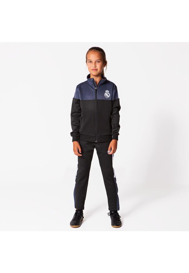 Dres piłkarski dziecięcy Real Madrid 23/24. Kolor: czarny. Materiał: dresówka. Styl: sportowy