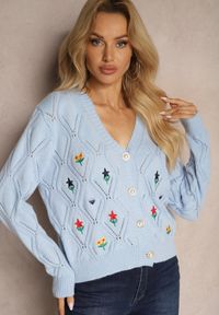 Renee - Jasnoniebieski Kardigan z Dodatkiem Wełny z Naszywkami w Kształcie Kwiatów Gatina. Okazja: na co dzień. Typ kołnierza: dekolt w serek. Kolor: niebieski. Materiał: wełna. Wzór: kwiaty, aplikacja. Styl: elegancki, casual