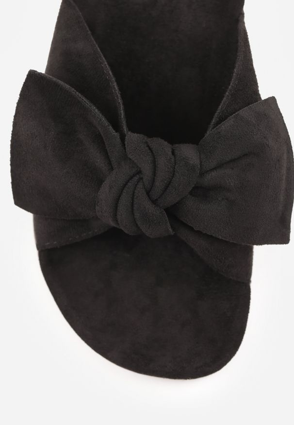 Renee - Czarne Klapki na Korkowej Podeszwie Zdobione Kokardką Abiding. Nosek buta: okrągły. Kolor: czarny. Wzór: aplikacja. Sezon: lato