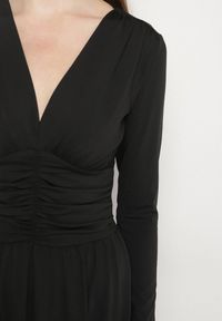 Born2be - Czarna Marszczona Sukienka Taliowana z Wiskozą z Dekoltem V i Długim Rękawem Emirie. Okazja: na spotkanie biznesowe, na co dzień. Typ kołnierza: dekolt w kształcie V. Kolor: czarny. Materiał: wiskoza. Długość rękawa: długi rękaw. Styl: casual, biznesowy #5