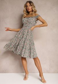 Renee - Zielono-Różowa Taliowana Sukienka Bawełniana o Rozkloszowanym Kroju z Gumką w Pasie Nelyssa. Okazja: na co dzień. Kolor: zielony. Materiał: bawełna. Styl: casual