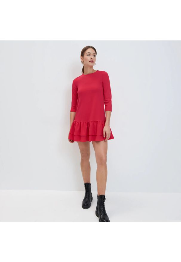 Mohito - Sukienka z falbaną - Czerwony. Kolor: czerwony