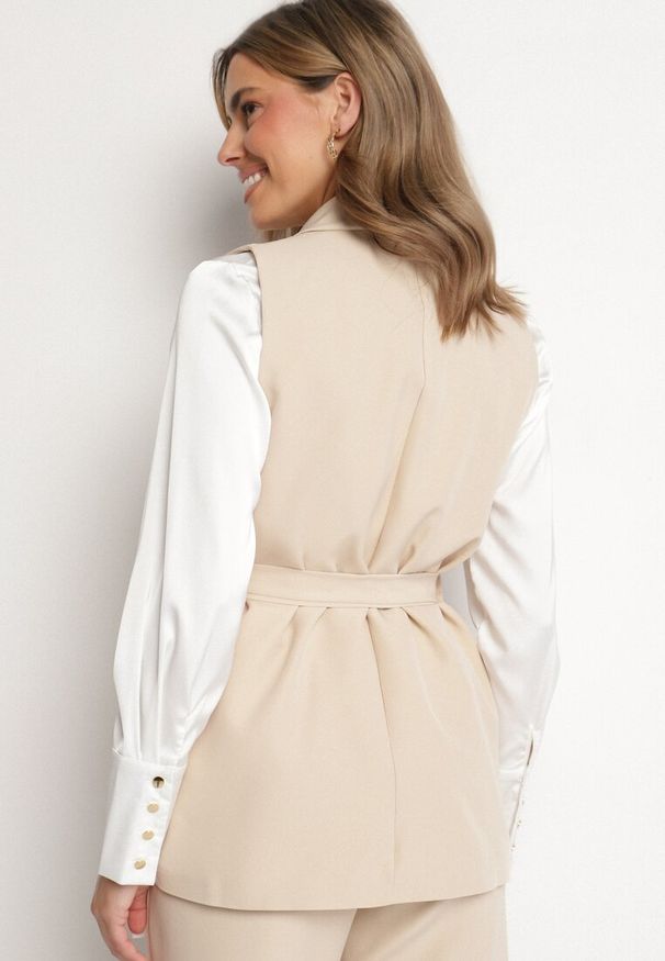 Born2be - Beżowa Garniturowa Kamizelka Ozdobiona Paskiem Viviona. Okazja: na co dzień. Kolor: beżowy. Wzór: aplikacja. Styl: elegancki, klasyczny, casual