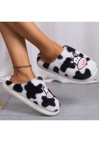 Intica - Kapcie domowe futrzane z motywem krowy Shanda. Okazja: do domu. Kolor: wielokolorowy. Materiał: futro #4