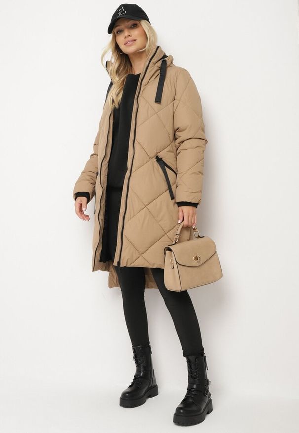 Born2be - Beżowa Kurtka z Kapturem i Kieszeniami w Kraciaste Pikowane Przeszycia Ettaline. Okazja: na co dzień. Typ kołnierza: kaptur. Kolor: beżowy. Materiał: jeans. Styl: elegancki, klasyczny, casual, sportowy