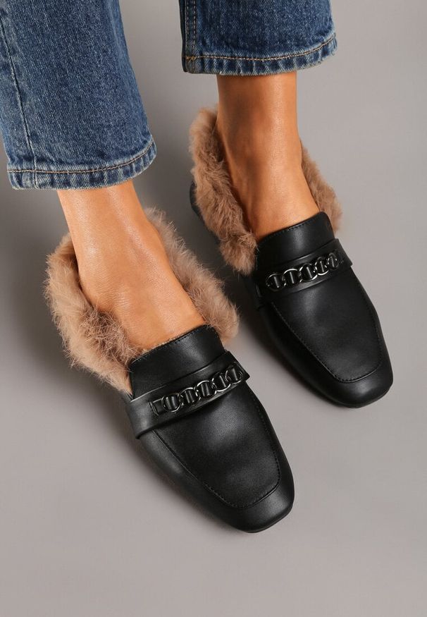 Renee - Czarne Mokasyny na Płaskiej Podeszwie z Futerkiem i Metaliczną Ozdobą Emalorae. Okazja: na co dzień, na spotkanie biznesowe. Kolor: czarny. Materiał: futro. Wzór: aplikacja. Obcas: na płaskiej podeszwie. Styl: biznesowy, casual