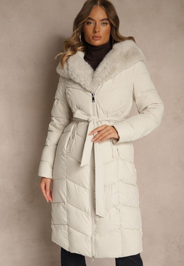 Renee - Biała Kurtka z Pikowanymi Przeszyciami Futerkiem i Paskiem Serapella. Okazja: na spacer, na imprezę. Kolor: biały. Materiał: futro