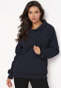 Born2be - Granatowa Dzianinowa Bluza z Kapturem Nisrat. Typ kołnierza: kaptur. Kolor: niebieski. Materiał: dzianina. Wzór: aplikacja, nadruk