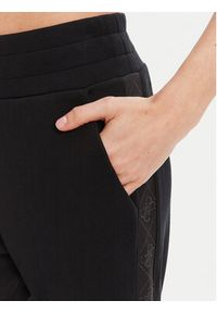 Guess Spodnie dresowe W5YB11 KBYE2 Czarny Regular Fit. Kolor: czarny. Materiał: wiskoza, syntetyk #4