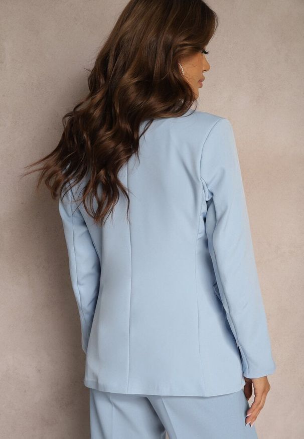 Renee - Jasnoniebieska Dwurzędowa Marynarka z Ozdobnymi Guzikami Rainelda. Okazja: na co dzień, na spotkanie biznesowe. Kolor: niebieski. Styl: casual, biznesowy, elegancki, klasyczny