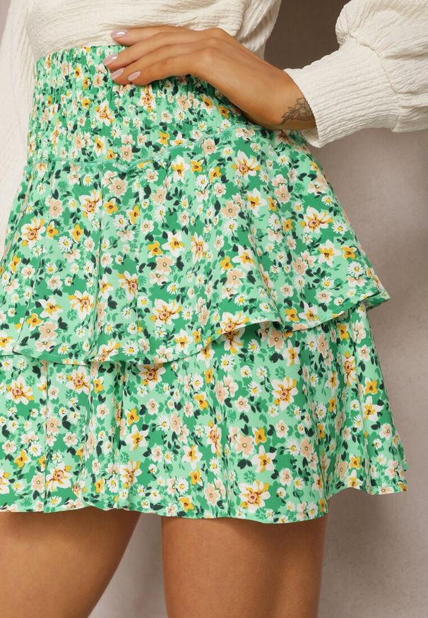 Renee - Zielona Spódnica Mini o Rozkloszowanym Fasonie z Falbankami i Nadrukiem w Kwiaty Gwaelen. Kolor: zielony. Wzór: kwiaty, nadruk. Styl: elegancki