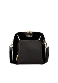 Kazar - Klasyczna czarna torebka na pasku. Kolor: czarny. Wzór: gładki. Materiał: lakierowane, skórzane. Styl: klasyczny #1
