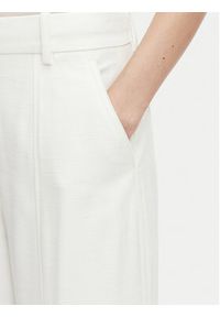 Calvin Klein Spodnie materiałowe LV044F651G Kremowy Straight Fit. Kolor: kremowy. Materiał: wiskoza #2