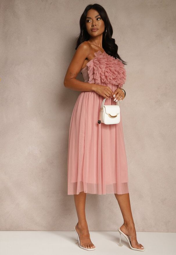 Renee - Ciemnoróżowa Tiulowa Sukienka bez Ramiączek z Falbankami Tremone. Typ kołnierza: kołnierz z falbankami. Kolor: różowy. Materiał: tiul. Długość rękawa: bez ramiączek