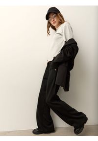 Sinsay - Eleganckie spodnie wide leg z domieszką wiskozy - czarny. Kolor: czarny. Materiał: wiskoza. Styl: elegancki #1
