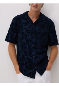 Reserved - Wzorzysta koszula regular fit - granatowy. Kolor: niebieski. Materiał: dzianina, bawełna #1