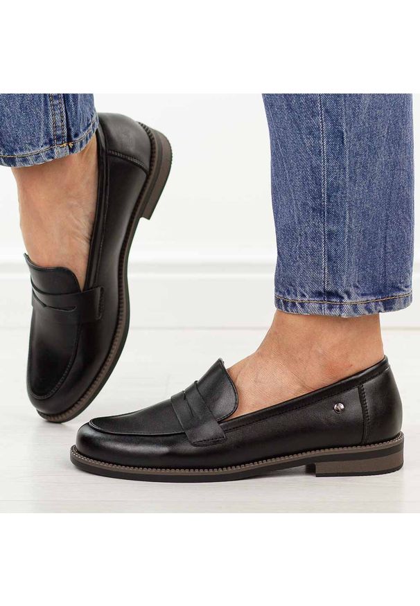 Czarne skórzane mokasyny damskie Vinceza 18131. Okazja: na co dzień, na spacer. Nosek buta: okrągły. Kolor: czarny. Materiał: skóra. Szerokość cholewki: normalna. Sezon: wiosna, lato, jesień. Styl: casual, klasyczny, elegancki