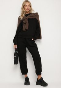 Born2be - Czarny Komplet Dresowy z Bawełną Bluza i Spodnie Joggery Ette. Kolor: czarny. Materiał: dresówka, bawełna #3