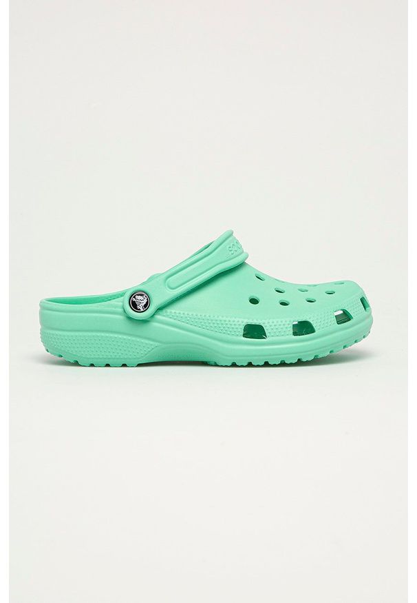 Crocs - Klapki. Kolor: zielony. Materiał: materiał. Wzór: gładki. Obcas: na obcasie. Wysokość obcasa: niski