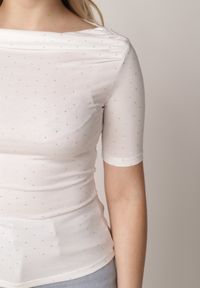 Born2be - Biała Bluzka z Cyrkoniami i Dekoltem w Łódkę Saloriel. Okazja: na co dzień. Kolor: biały. Materiał: poliester, skóra, jeans. Wzór: aplikacja. Styl: casual, wizytowy #8