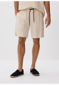 Reserved - Szorty slim fit - kremowy. Kolor: kremowy. Materiał: tkanina, wiskoza