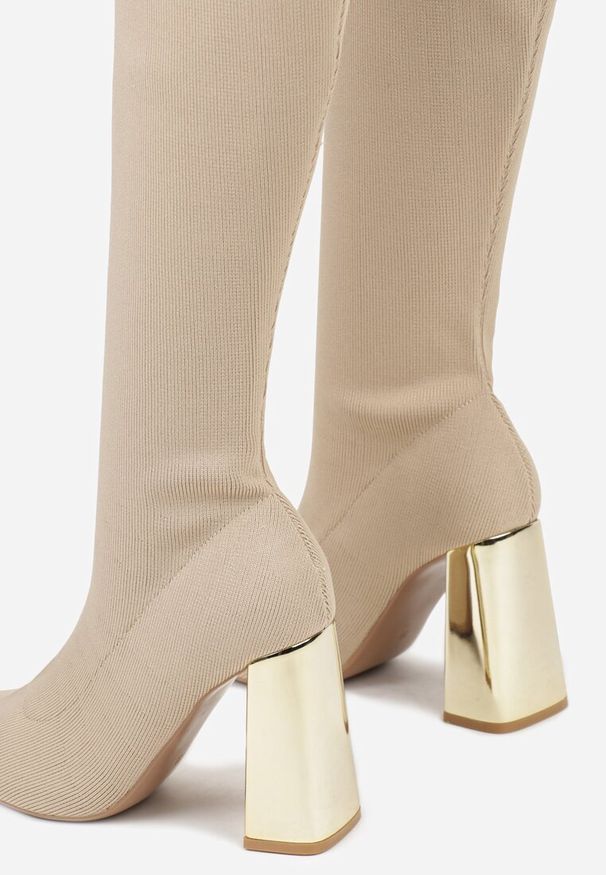 Renee - Ciemnobeżowe Skarpetkowe Kozaki Vices na Słupku z Metalicznym Połyskiem Tuvitte. Zapięcie: bez zapięcia. Kolor: beżowy. Materiał: skóra. Szerokość cholewki: normalna. Obcas: na słupku. Styl: elegancki