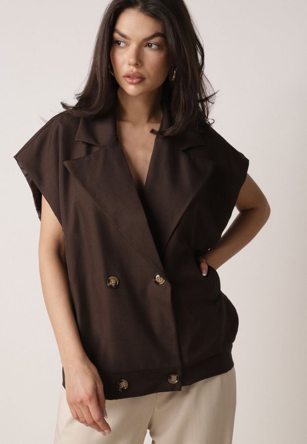 Born2be - Brązowa Garniturowa Kamizelka Oversize z Dwurzędowym Zapięciem Edriana. Okazja: na co dzień, na spotkanie biznesowe, do pracy. Kolor: brązowy. Materiał: poliester, jeans. Styl: casual, biznesowy, elegancki, klasyczny