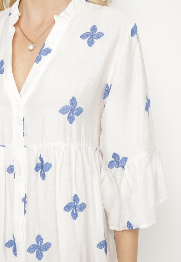 Born2be - Biała Sukienka z Wiskozą o Rozkloszowanym Kroju z Ozdobnym Haftem Arathiel. Okazja: na co dzień, na spacer. Typ kołnierza: dekolt w kształcie V. Kolor: biały. Materiał: wiskoza. Wzór: haft. Sezon: wiosna, lato. Styl: elegancki, casual