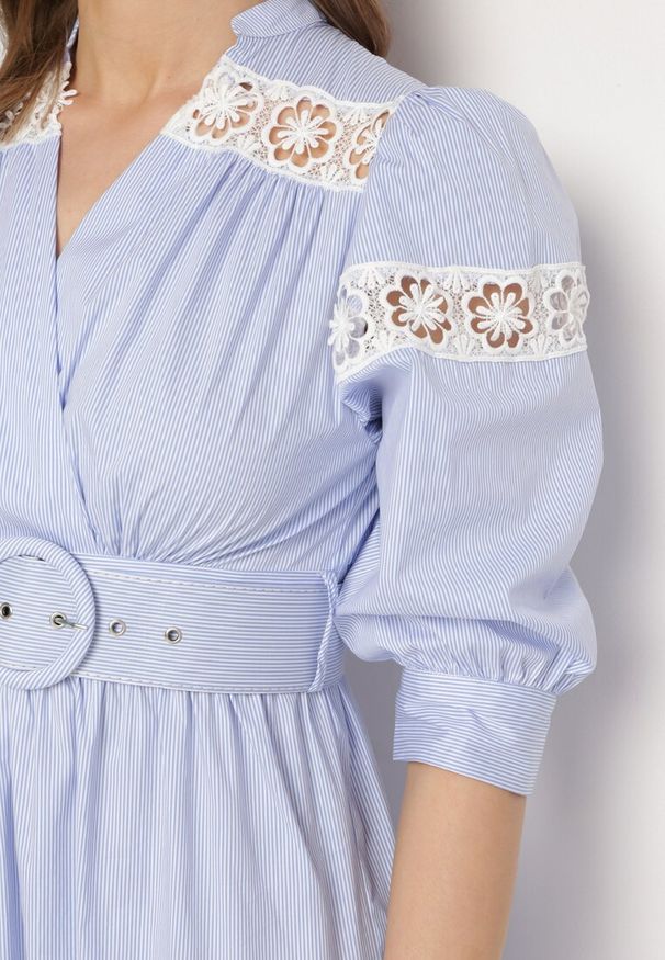 Born2be - Jasnoniebieska Sukienka z Kopertowym Dekoltem o Rozkloszowanym Kroju z Paskiem Latavia. Okazja: na imprezę. Typ kołnierza: dekolt kopertowy. Kolor: niebieski. Materiał: skóra. Długość rękawa: długi rękaw. Wzór: aplikacja. Typ sukienki: kopertowe. Styl: elegancki