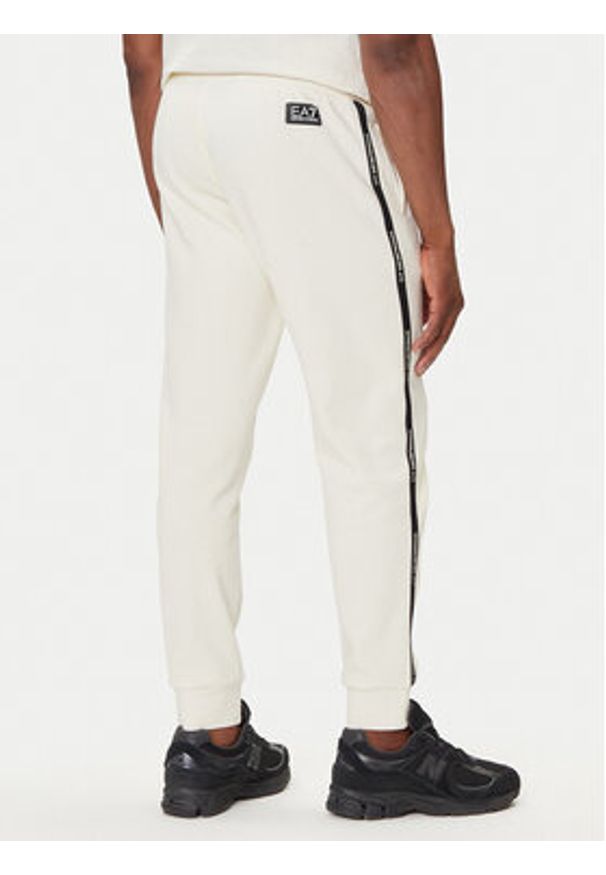 EA7 Emporio Armani Spodnie dresowe 7M000974 AF10377 U1105 Beżowy Regular Fit. Kolor: beżowy. Materiał: bawełna