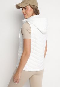 Born2be - Biała Pikowana Kamizelka z Odpinanym Kapturem i Kieszeniami Ninallia. Okazja: na co dzień. Kolor: biały. Materiał: jeans. Styl: sportowy, elegancki, casual #6