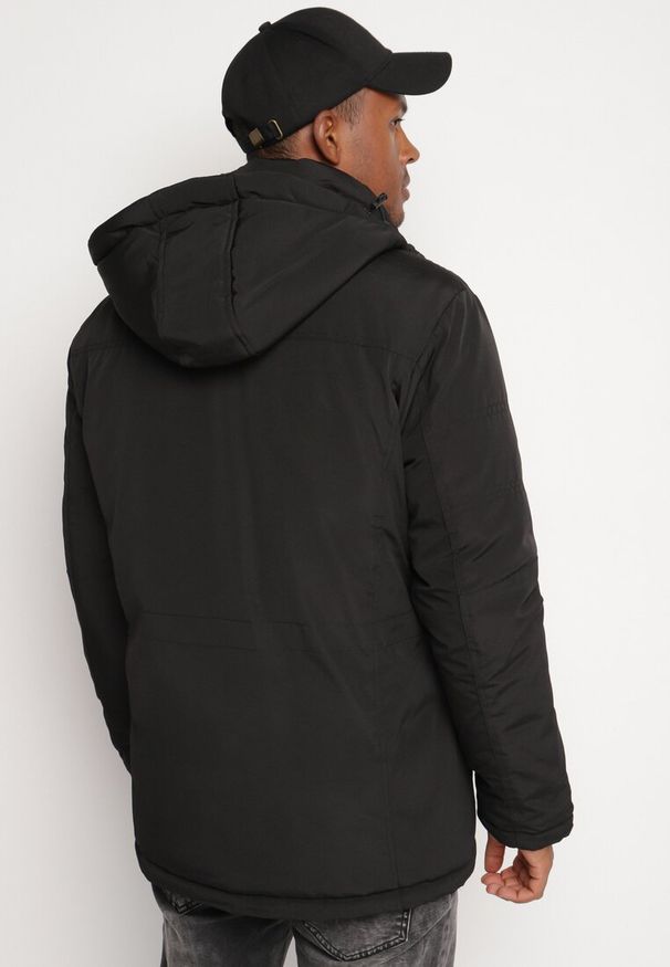 Born2be - Czarna Kurtka Zimowa z Ociepleniem i Odpinanym Kapturem oraz Kieszeniami Izalinda. Okazja: na spacer, na co dzień. Kolor: czarny. Materiał: jeans. Sezon: zima. Styl: casual, klasyczny