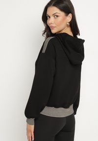 Born2be - Czarna Bluza z Kapturem Metaliczną Nitką i Ściągaczami Ulinisa. Okazja: na spacer, na co dzień. Typ kołnierza: kaptur. Kolor: czarny. Materiał: jeans. Długość rękawa: długi rękaw. Długość: długie. Styl: elegancki, casual #4