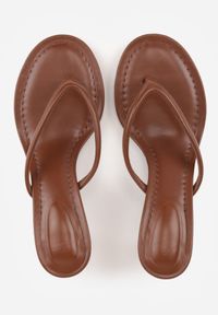 Born2be - Brązowe Klapki Japonki na Obcasie Typu Kaczuszka Livnara. Okazja: na co dzień. Kolor: brązowy. Materiał: len. Obcas: na obcasie. Styl: casual, elegancki. Wysokość obcasa: średni #2