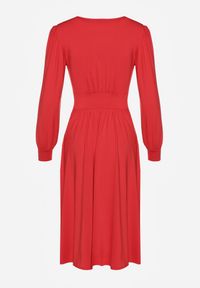 Renee - Czerwona Sukienka z Wiskozą o Rozkloszowanym Kroju z Kopertową Górą Seliane. Okazja: na randkę. Typ kołnierza: dekolt w serek. Kolor: czerwony. Materiał: wiskoza. Długość rękawa: długi rękaw. Typ sukienki: kopertowe #5