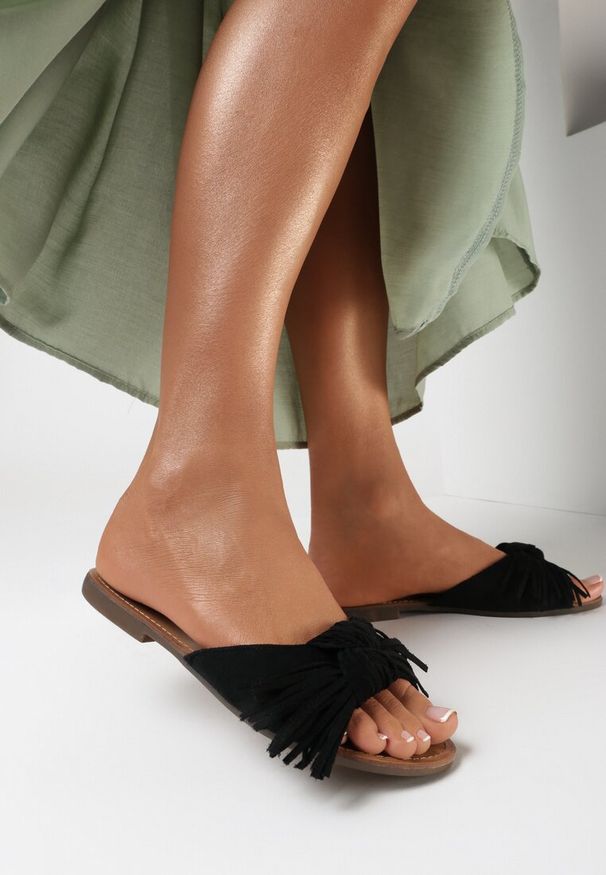 Born2be - Czarne Klapki Delora. Nosek buta: otwarty. Kolor: czarny. Materiał: skóra ekologiczna. Wzór: jednolity. Obcas: na obcasie. Styl: boho
