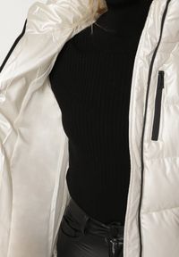 Born2be - Biała Pikowana Kurtka Zimowa z Paskiem z Klamerką w Stylu Retro Alorisse. Okazja: na co dzień. Kolor: biały. Materiał: jeans. Sezon: zima. Styl: retro #5