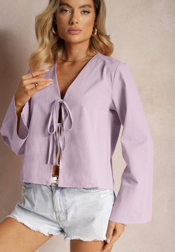 Renee - Fioletowa Bluzka z Bawełny Narzutka z Wiązaniami i Rękawami Typu Nietoperz Delorea. Okazja: na co dzień, na randkę. Typ kołnierza: dekolt w kształcie V. Kolor: fioletowy. Materiał: bawełna. Styl: casual