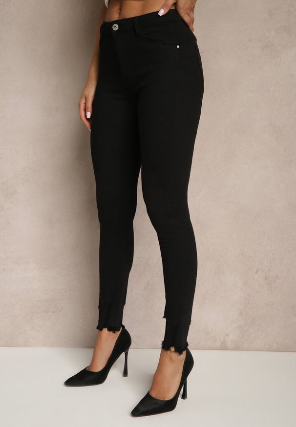 Renee - Czarne Spodnie Skinny Tenyrea. Kolor: czarny. Materiał: jeans. Długość: długie. Wzór: aplikacja. Styl: klasyczny