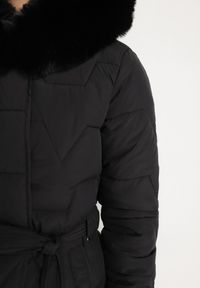 Born2be - Czarna Pikowana Kurtka z Wiązanym Paskiem i Kapturem z Futerkiem Veratta. Okazja: na co dzień. Kolor: czarny. Materiał: futro. Styl: casual, elegancki #7