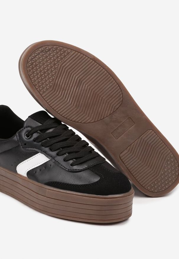 Renee - Czarne Sneakersy na Niskiej Platformie z Ekozamszowymi Wstawkami Irisca. Okazja: na co dzień. Nosek buta: okrągły. Kolor: czarny. Materiał: jeans. Wzór: kolorowy. Sezon: lato, wiosna. Obcas: na platformie