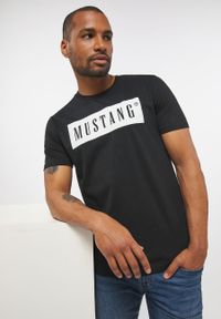 Mustang - MUSTANG STYLE ALEX C LOGO TEE MĘSKI T-SHIRT KOSZULKA NADRUK BLACK 1013223 4142. Okazja: na co dzień, do pracy. Materiał: bawełna, jeans, skóra. Długość rękawa: krótki rękaw. Długość: krótkie. Wzór: nadruk. Styl: klasyczny, elegancki, casual #4