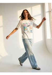 Sinsay - Bawełniana koszulka z nadrukiem Stitch - kremowy. Kolor: kremowy. Materiał: bawełna. Wzór: nadruk #1