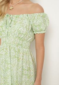 Born2be - Jasnozielona Wiskozowa Sukienka Hiszpanka z Gumką w Talii z Materiałowym Paskiem i Falbanką Tiamanthea. Okazja: na co dzień. Typ kołnierza: dekolt hiszpanka. Kolor: zielony. Materiał: wiskoza, materiał. Typ sukienki: proste. Styl: casual #2