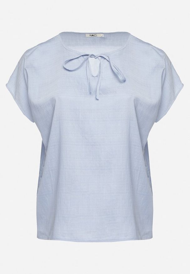 Born2be - Niebieska Bluzka z Wiskozą Wiązana przy Dekolcie Dovarelle. Okazja: na co dzień. Kolekcja: plus size. Kolor: niebieski. Materiał: wiskoza. Długość rękawa: krótki rękaw. Długość: krótkie. Styl: elegancki, casual