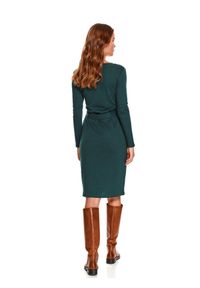 TOP SECRET - Dzianinowa sukienka z wiązaniem. Kolor: zielony. Materiał: dzianina. Długość rękawa: długi rękaw. Wzór: prążki. Sezon: zima. Typ sukienki: proste. Długość: midi #3