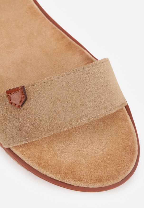 Renee - Ciemnobeżowe Sandały VICES w Stylu Basic z Paskiem z Klamerką Loretha. Okazja: na co dzień. Zapięcie: pasek. Kolor: beżowy. Styl: street, casual